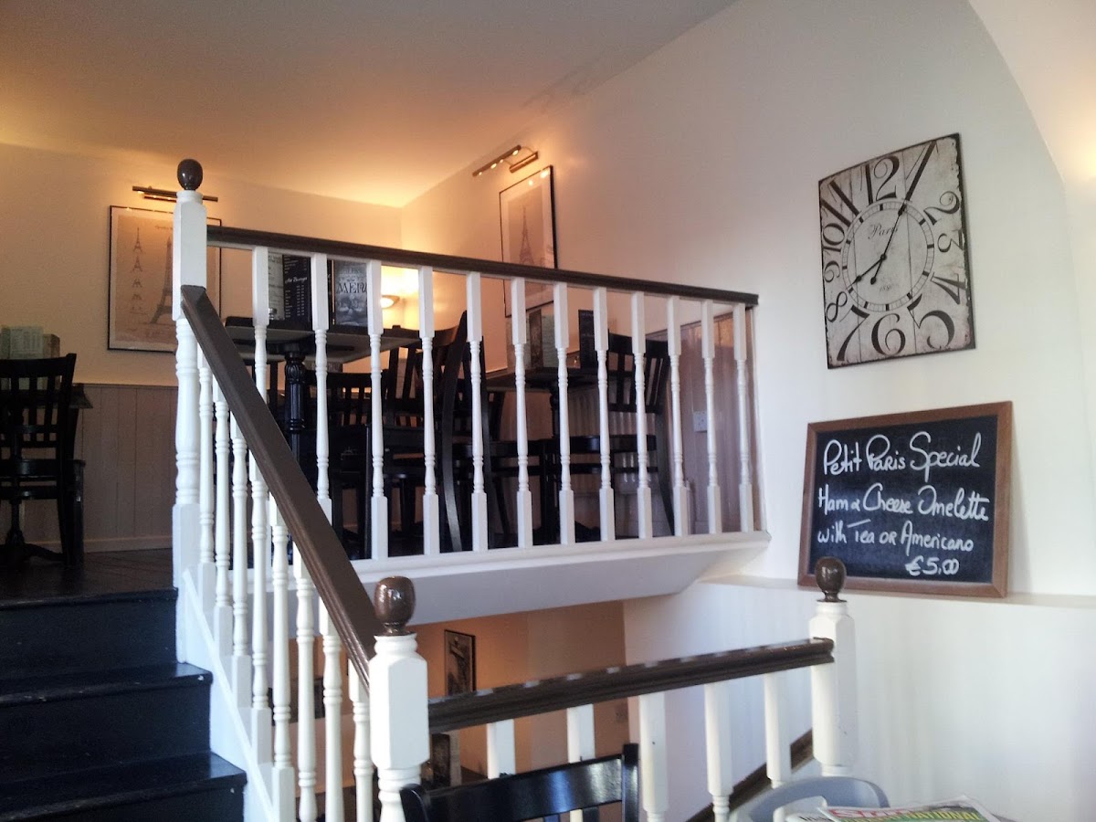 Petit Paris Cafe